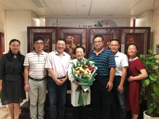 七十周年大庆来临之际 省教育工会主席赵祖地一行来院慰问国医大师葛琳仪