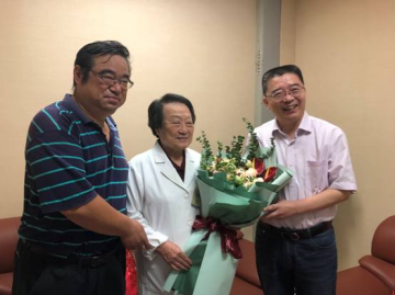 七十周年大庆来临之际 省教育工会主席赵祖地一行来院慰问国医大师葛琳仪