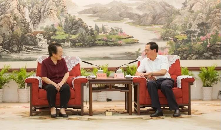 热烈祝贺国医大师葛琳仪教授荣获浙江省首届“医师终身荣誉”称号