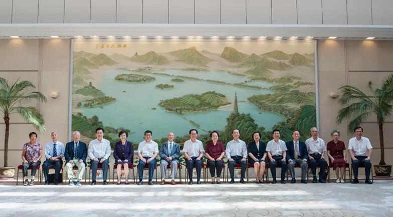 热烈祝贺国医大师葛琳仪教授荣获浙江省首届“医师终身荣誉”称号